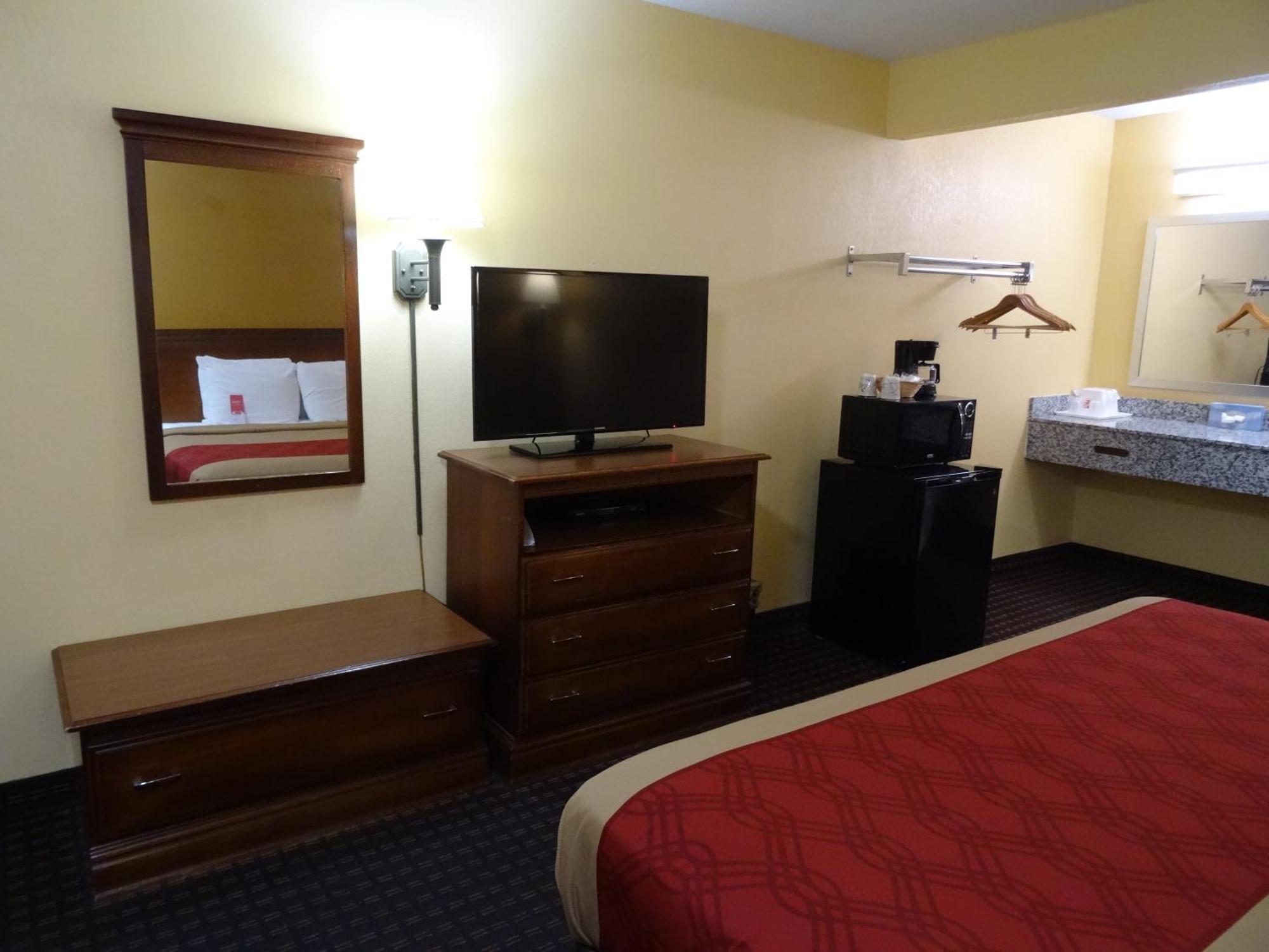 Lodge Econo Near I-95 *