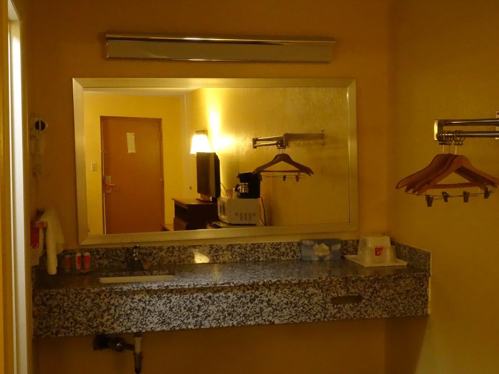 Lodge Econo Near I-95