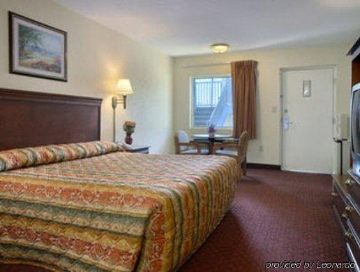Lodge Econo Near I-95